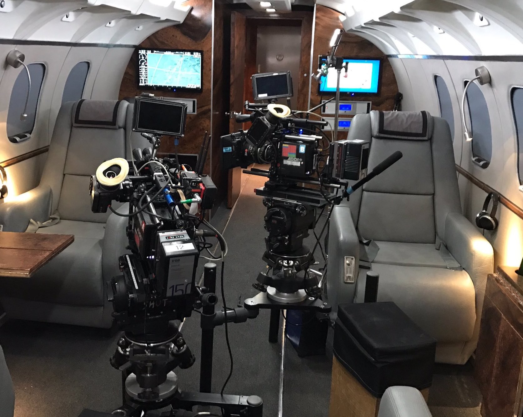 Deux caméras installées dans la cabine de jet privé pour un tournage