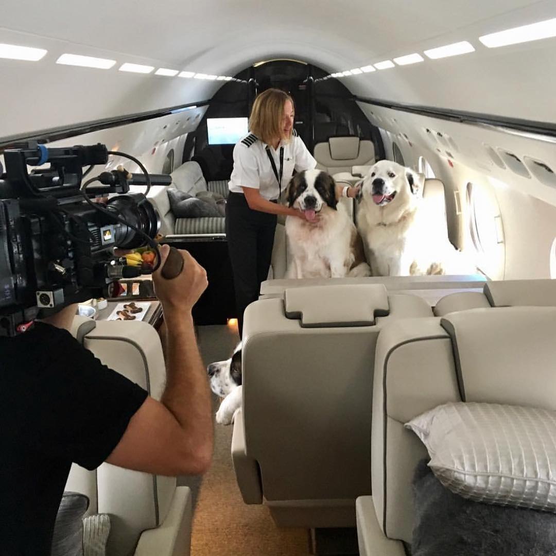 Équipe de tournage en action dans la cabine, avec hôtesse et figurants